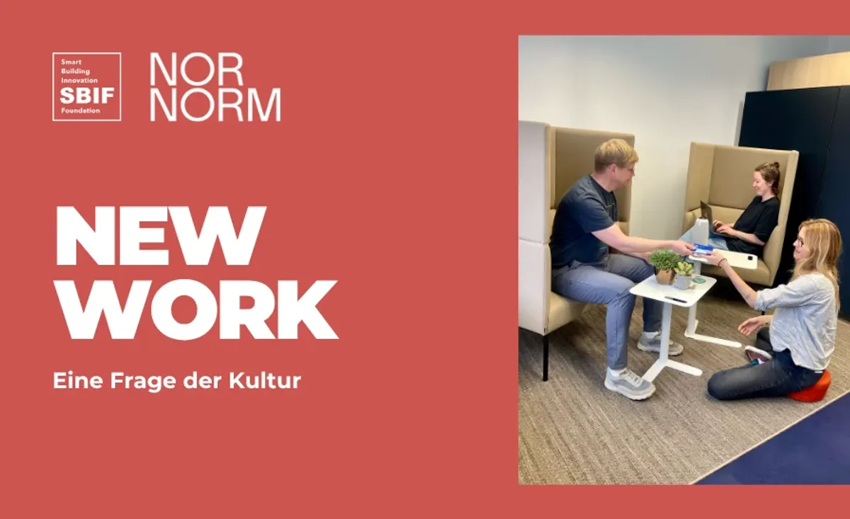 Grafik zum Thema New Work mit dem Titel ‚Eine Frage der Kultur‘: Links SBIF- und Nornorm-Logo auf rotem Hintergrund, rechts drei Personen im Büro in einem informellen Austauschbereich mit Sitznischen und kleinem Tisch.